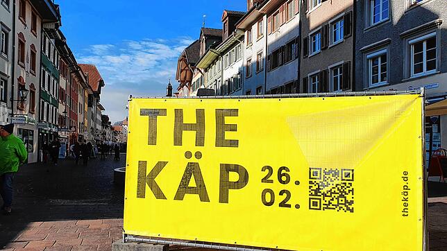 Gelbe Plakate und Banner mit der mysteriösen Aufschrift „The Käp“ stehen und hängen in Waldshut. Am Sonntag, 6. Februar, ...