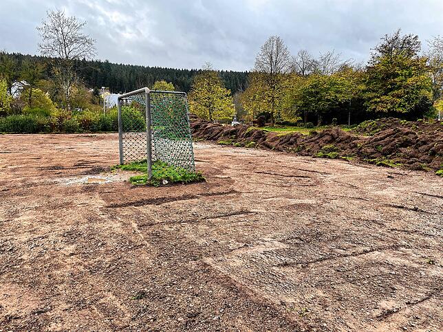 Der Mutterboden des Bolzplatzes am Klosterweihers ist abgetragen, hier wird der Schlamm gelagert.