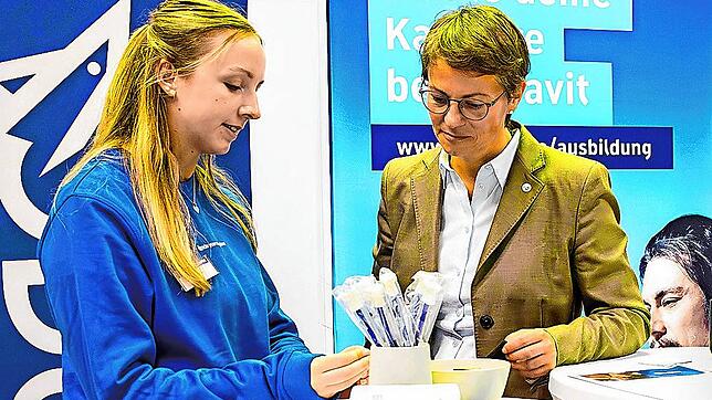 Rektorin Alexandra Bormann tauscht sich mit Unternehmen aus, die an der sehr gut besuchten Hochschulkontaktbörse in Furtwangen ...