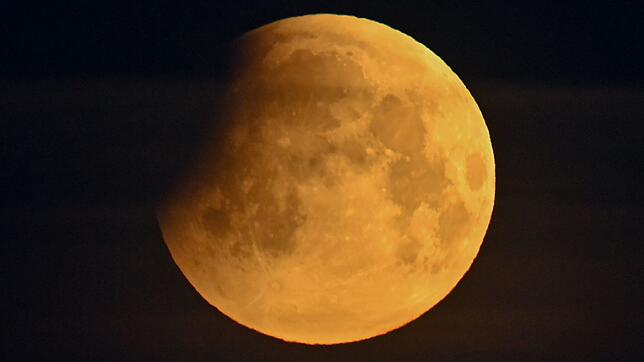 Bei einer Mondfinsternis leuchtet der Mond rötlich. (Archivbild)