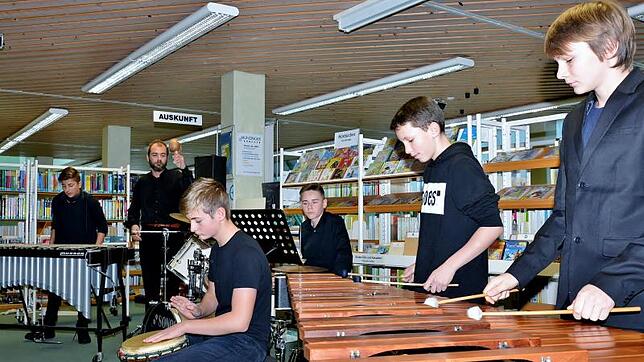 Ein Rhythmus, bei dem jeder mit muss: Das Percussions- und Schlagzeug-Ensemble der Musikschule Donaueschingen beim Auftritit in der ...