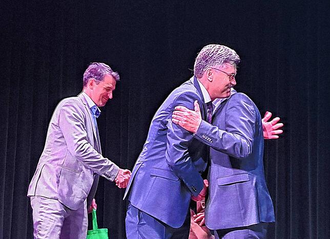 Eine Umarmung gibt es für den neuen OB Martin Gruner von Landrat Martin Kistler. Im Hintergrund gratuliert Tobias Gantert, Sprecher der ...