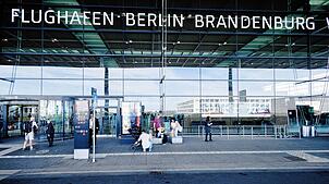Blick auf das Gebäude eines Terminals am Berliner Flughafen BER. Eine Firma für Check-in und Boarding an Flughäfen ist Opfer eines ...