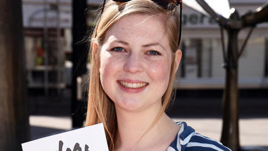 Alina Fischer setzt sich für fair gehandelte und nachhaltig produzierte Kleidung ein.