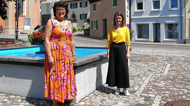 Die bisherige Flüchtlingsbeauftragte Petra Tiefenthaler (links) sagt, dass die Integration von Flüchtlingen in Allensbach oft gut ...