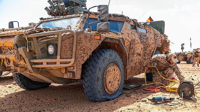 Micha Glatz im Einsatz: Hier repariert der gelernte Kraftfahrzeugmechaniker einen Spähwagen des Typs Fennek. Das Problem ist deutlich ...