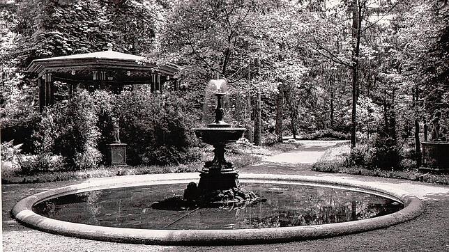 Wie eine alte Postkarte zeigt, gab es früher im Stadtgarten einen wunderschönen Springbrunnen und einen Musikpavillon. Lang, lang ist es ...