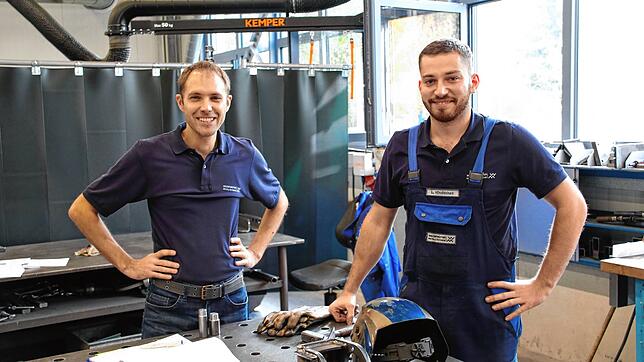 Daniel Mutter (links), Geschäftsführer der Walter Mutter Metalltechnik GmbH aus Degernau, ist stolz auf Leon Hindsches, der die ...