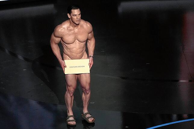 Fast nackt: John Cena präsentiert den Preis für das beste Kostümdesign.