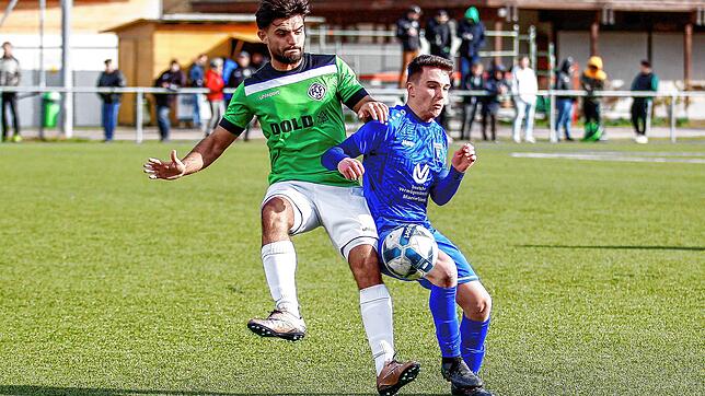 Rexhaj Dai (FC Furtwangen, links) und Bell Felix (FV Möhringen) im Zweikampf um den Ball. Keiner der beiden hat hier die Nase vorn, und ...