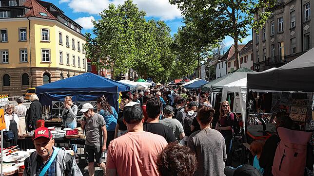 Bild : Konstanz: Schnäppchen gemacht? In Konstanz und Kreuzlingen wird gestöbert und gefeilscht