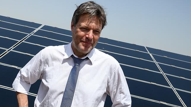 Bundeswirtschaftsminister Robert Habeck (Grüne) will laut einem Zeitungsbericht den Ausbau der Solarenergie in Deutschland weiter fördern.