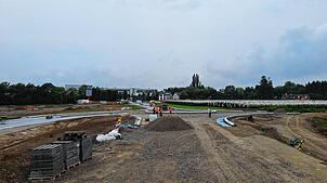 Noch eine riesige Schotterwüste, aber voll im Zeitplan: Auf der Baustelle an der gesperrten „Müllstraße“ gehen die Bauarbeiten zügig ...