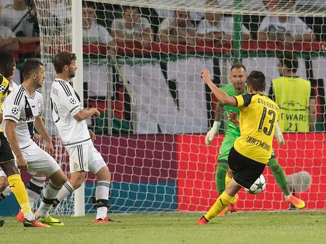 Einer geht noch Raphael Guerreiro (r/13) erzielt gegen Torhüter Malarz Arkadiusz von Legia Warschau das 4:0. Foto: Bernd Thissen