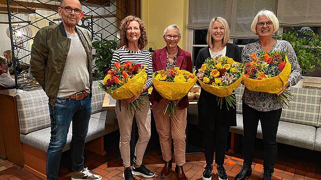Betriebsjubiläen beim Unternehmen Schuhwelt Klever: Geschäftsführer Stefan Klever ehrte Andrea Barensteiner, Andrea Trezer, Melanie ...