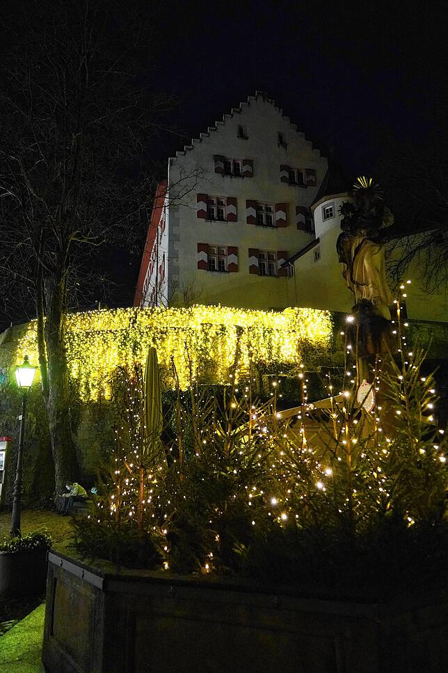 Die Lichterkette am Schloss muss jedes Jahr aufs Neue überprüft werden.