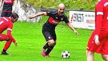 Nicht zu bremsen: Osman Celikel (Mitte) ist Hannes Laile entwischt. Der 37-Jährige erzielte drei Treffer beim 5:3-Erfolg der SG ...