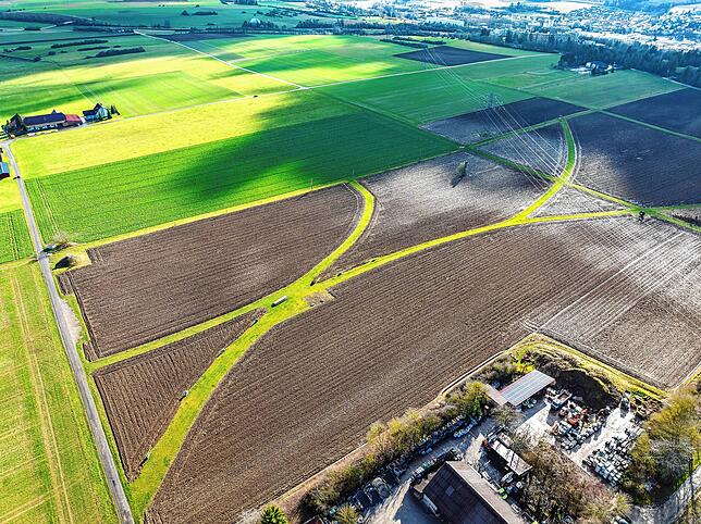Diese Drohnenaufnahme zeigt die Perspektive nach Südwesten. Im Vordergrund der Gartenbaubetrieb Wildi an den Bertholdshöfen, dahinter ...