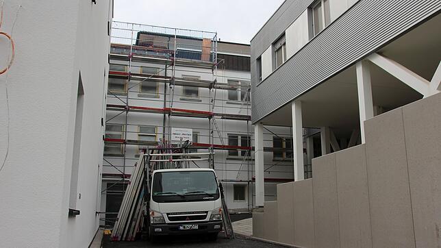 Der Bereich zwischen dem OP-Trakt (rechts im Bild) und dem neuen Bettentrakt (links im Bild) war bisher noch altrosa gestrichen, genauso ...