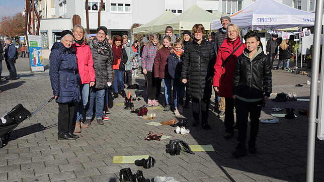 147 Frauen starben vergangenes Jahr durch häusliche Gewalt in Deutschland. Auf dem Heinrich-Weber-Platz wurden deshalb 147 Paar Schuhe ...