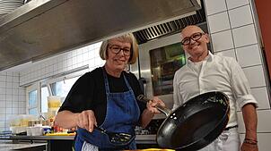 Bettina und Markus Wiggenhauser in der Küche ihres Restaurants. Auf dem Teller liegen die berühmten Pfannkuchen des Lichtblicks.