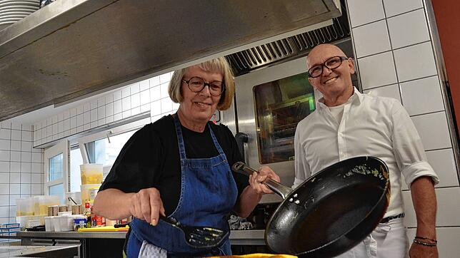 Bettina und Markus Wiggenhauser in der Küche ihres Restaurants. Auf dem Teller liegen die berühmten Pfannkuchen des Lichtblicks.