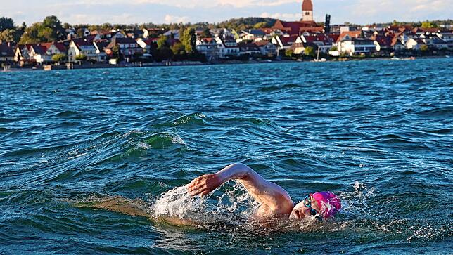 Sarah Thomas im Bodensee auf der Höhe von Immenstaad auf dem Weg von Bodman nach Bregenz.
