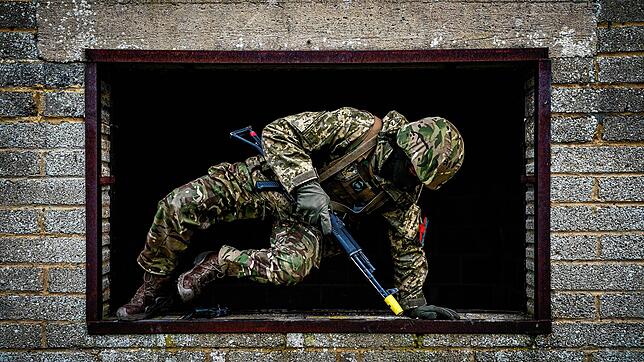 Ein ukrainischer Rekrut beim Training der britischen Streitkräfte. Viele Männer im wehrpflichtigen Alter sind aus der Ukraine geflohen, ...