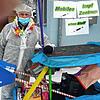 Mit einem mobilen Impfzentrum besuchen die beiden närrischen Blumberger Ärzte Dr. Blum und Dr. Berg die Pflegeheime, die Sozialstation ...