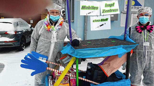 Mit einem mobilen Impfzentrum besuchen die beiden närrischen Blumberger Ärzte Dr. Blum und Dr. Berg die Pflegeheime, die Sozialstation ...