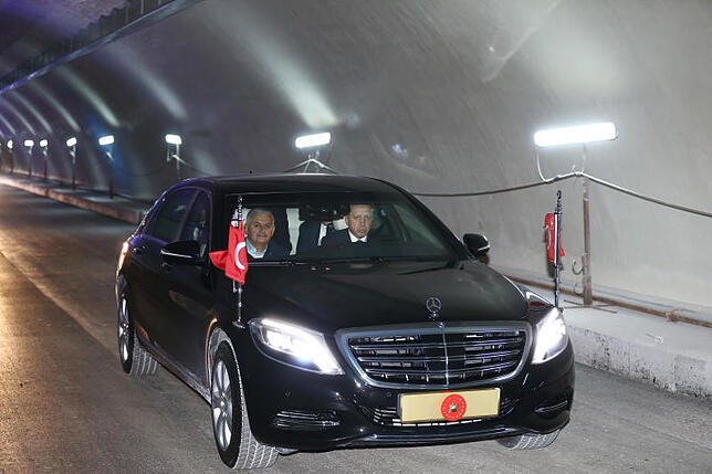 Am Steuer einer Mercedes S-Klasse sitzt der türkische Präsident Erdogan.