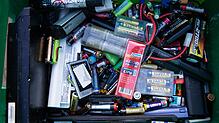 Alte Batterien dürfen nicht einfach in den Hausmüll geworfen werden.