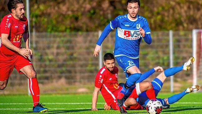 Führungstreffer: Sebastian Schmidt (rechts, im Spiel beim FC Wallbach) eröffnete beim 4:0-Arbeitssieg des FC Erzingen über Schlusslicht ...