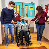 Am Tag nach der Impfung verlässt Mrs. Keenan das Krankenhaus, begleitet von Tochter Sue (rechts) und Enkel Conor.