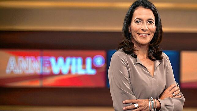 Die Moderatorin Anne Will steht anlässlich ihrer Talkshow in einem TV-Studio. Die Talkshow &ldquo;Anne Will&bdquo; im Ersten wird Ende ...