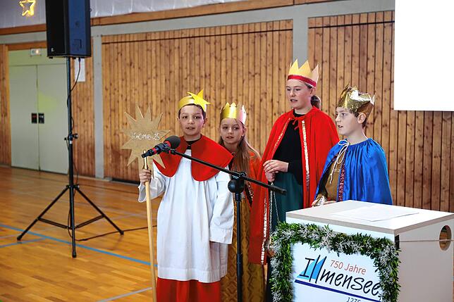 Die Sternsinger erteilten der Versammlung ihren Segen.