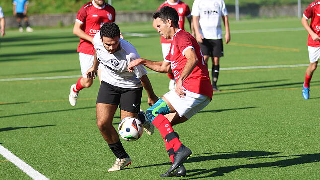 Erfolgsgarant: Daniele Billeci (links, gegen den Eschbacher Lukas Müller) traf beim ersten Saisonsieg des FC 08 Bad Säckingen gegen den ...