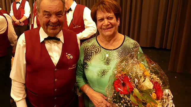 Musik macht Spaß und befreit: Rudi Teichner ist nach 50 Jahren Dirigat im Männergesangverein Hausen vor Wald der beste Beweis dafür. ...
