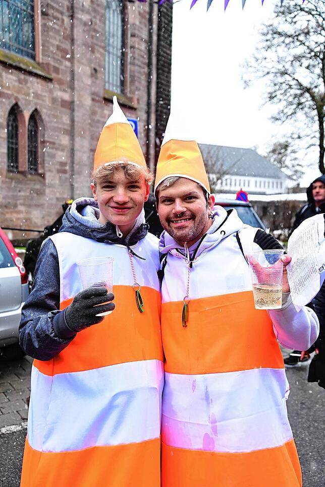 Bild 13: Narren feiern im Schneegestöber und mit Konfettiregen