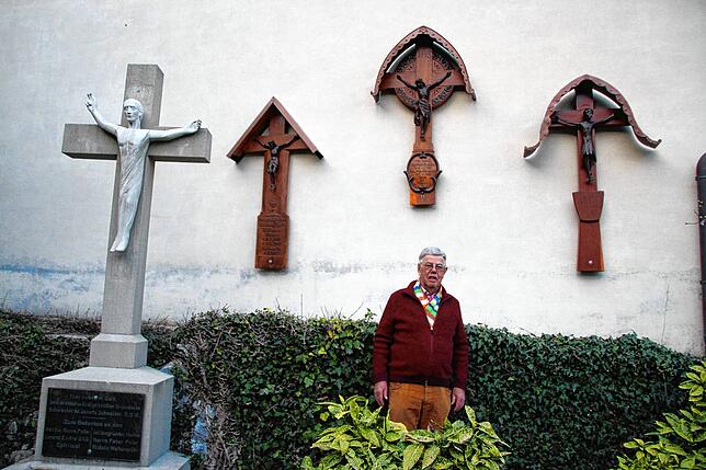 Paul Maier hat einige Holzkreuze auf dem Klosterfriedhof Ofteringen renoviert.