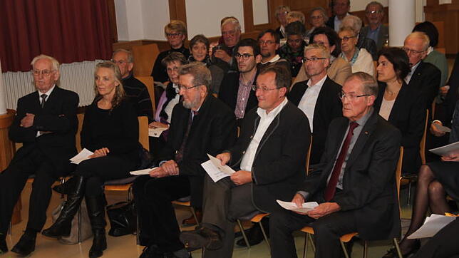 Unter den Gästen beim Festakt zum 70-jährigen Bestehen der Theresienkapelle sind auch Zeitzeugen wie Rudolf Thoma (vorn, links) und ...