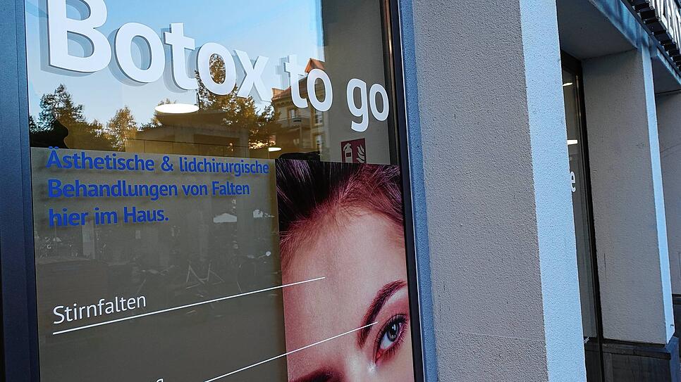 Botox to go: Mit diesem Slogan wirbt das Augenzentrum Eckert am Konstanzer Fischmarkt.