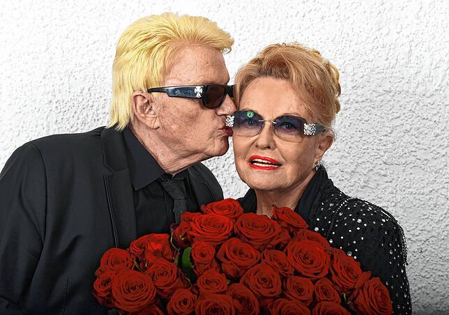 Der Volkssänger Heino und seine Frau Hannelore halten 2019 bei einem Fotoshooting im Historischen Kurhaus rote Rosen in den Händen. Sie ...