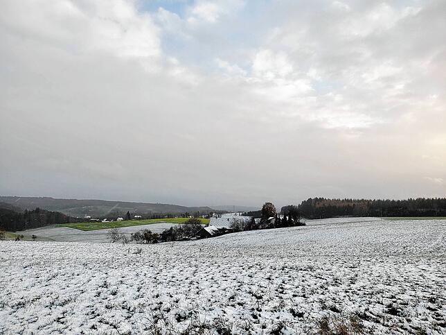 Die Felder sind mit Schnee bedeckt.