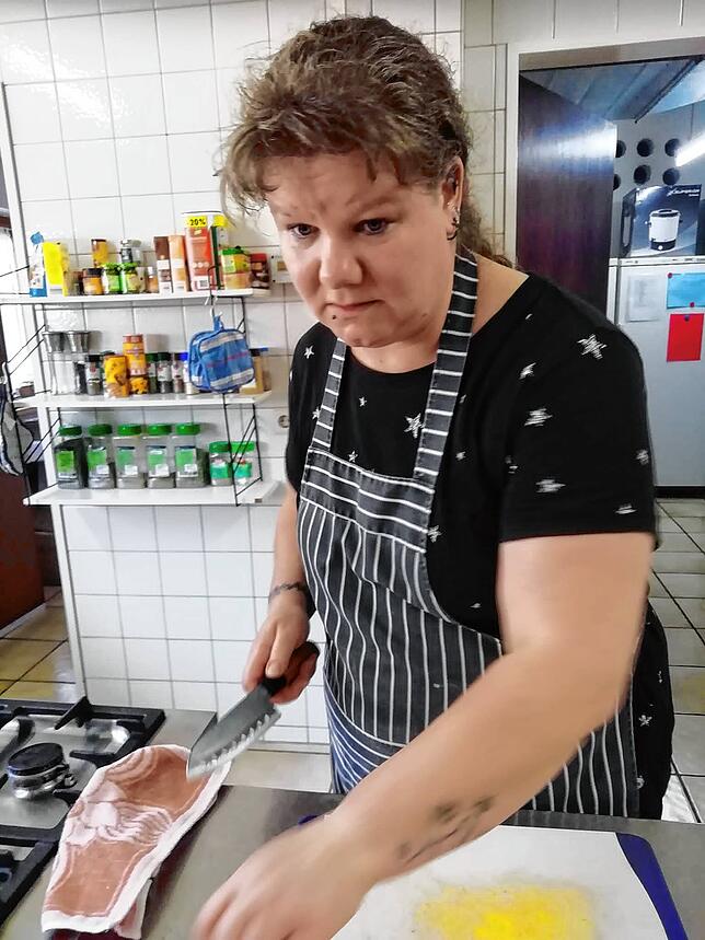 Hauswirtschafterin Nastasia Geng bereitet den Obdachlosen im Haus Benedikt das Weihnachtsessen zu. Auf diesem Bild arbeitet sie an einem ...