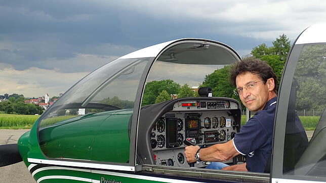 Reinhard Reichel aus Stockach ist begeisterter Flieger. Sein Arbeitsplatz ist die Universität in Stuttgart, wo er Dozent am Institut für ...