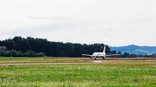 Ein Flugzeug startet am Flughafen Friedrichshafen: Ab dem 26. Oktober gilt hier der Winterflugplan.
