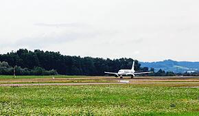 Ein Flugzeug startet am Flughafen Friedrichshafen: Ab dem 26. Oktober gilt hier der Winterflugplan.