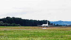 Ein Flugzeug startet am Flughafen Friedrichshafen: Ab dem 26. Oktober gilt hier der Winterflugplan.