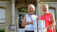 Elisabeth Horn (links) und Andrea Knorr vor dem Bauamt, wo sie die drei Ordner mit 5030 Unterschriften an Baubürgermeister Thomas ...